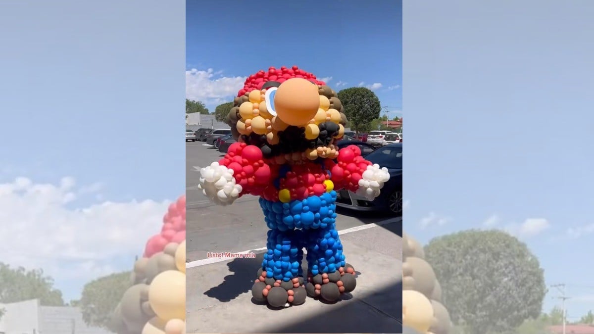 Hombre utiliza disfraz de Mario Bros hecho con globos para asistir al cine