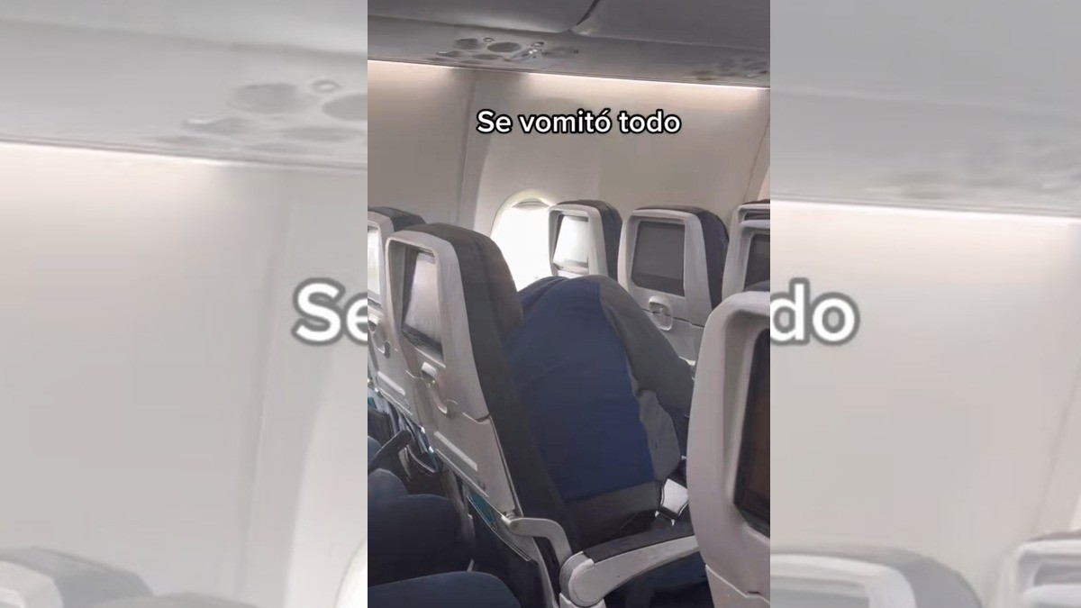 ¡Pasajero ebrio vomita en pleno vuelo!