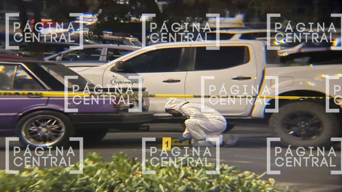 Ataque armado en estacionamiento de supermercado dejó un muerto y un lesionado