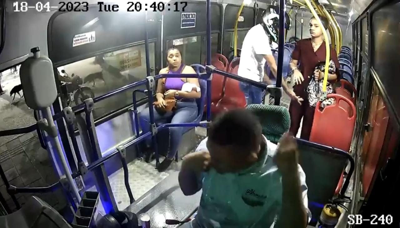 Pasajeros se burlan de delincuentes que intentan asaltar un autobús