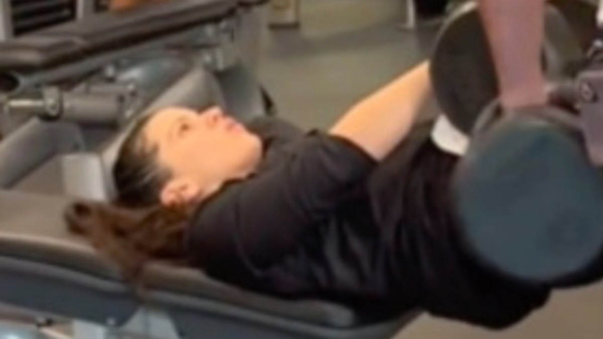 Agarran a Rosalía poniéndose Motomami en gym de la CDMX