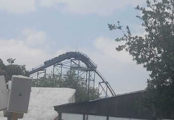 Se la pasan media hora en las alturas, falla juego en el Six Flags y causa pánico