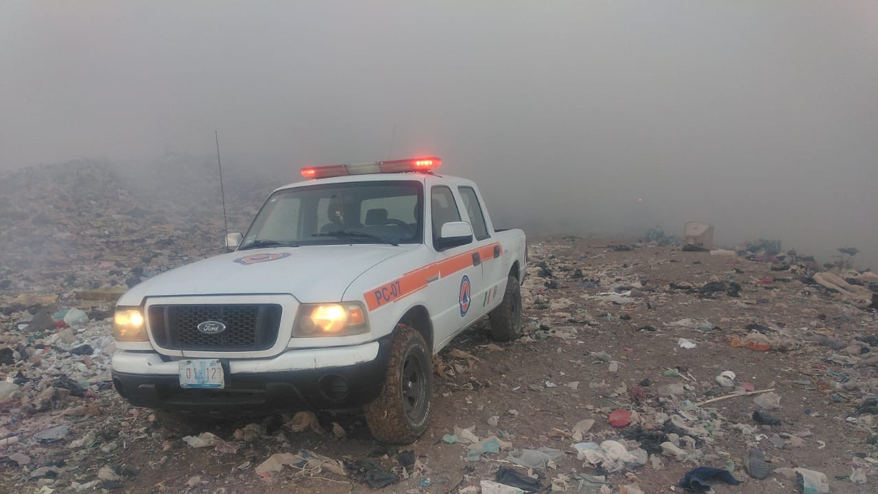 Controlan incendio de relleno sanitario de la capital; deja el aire contaminado