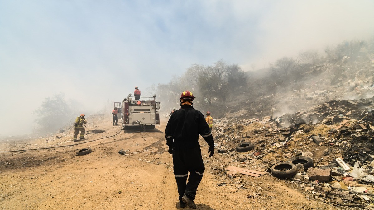 Suspenden clases en algunas escuelas de la capital ante crisis ambiental