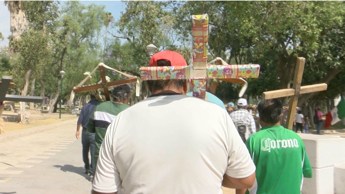 Es zapatero, pero con la Santa Cruz hace tributo a su padre