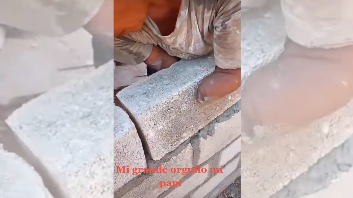 Albañil sin manos se viraliza por su forma de trabajar