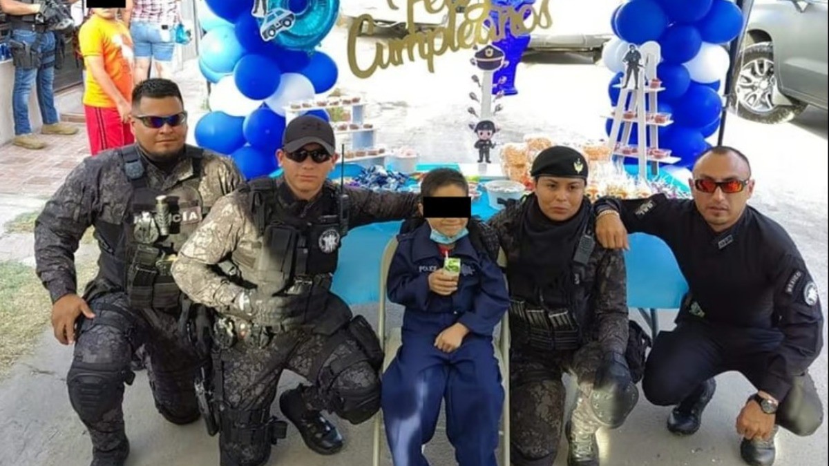 Policías le cumplen su sueño a niño con leucemia y le festejan su cumpleaños