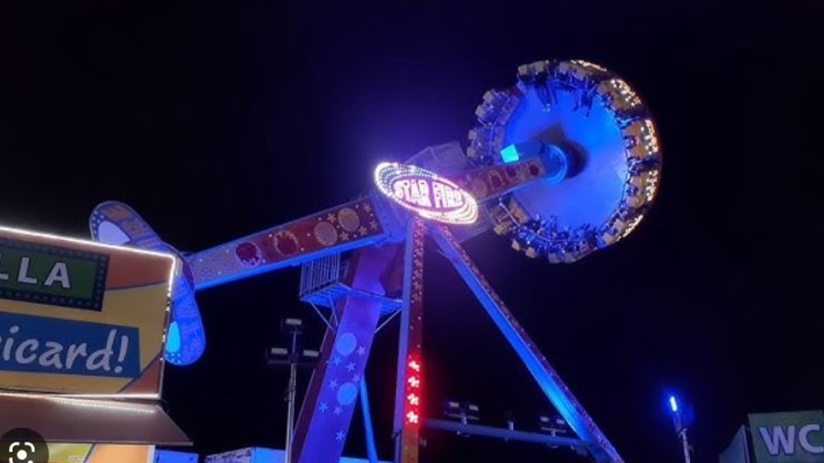 Se atora juego mecánico de feria y luego colapsa sobre bomberos