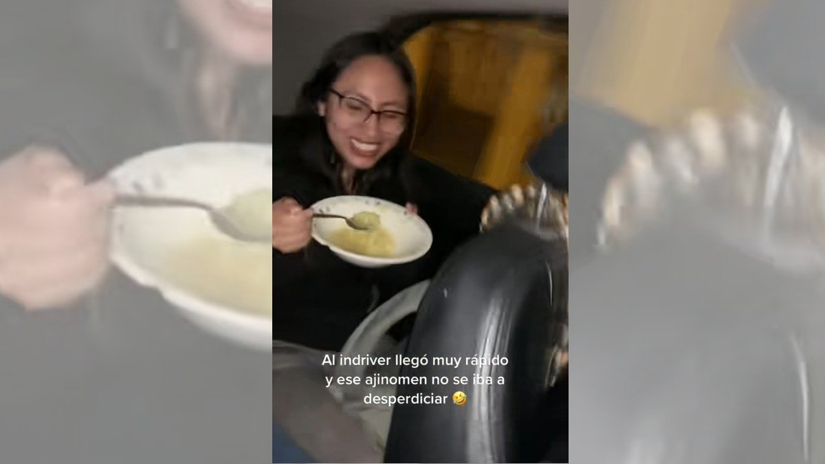 ¡Pasajera aborda taxi con todo y plato de comida!