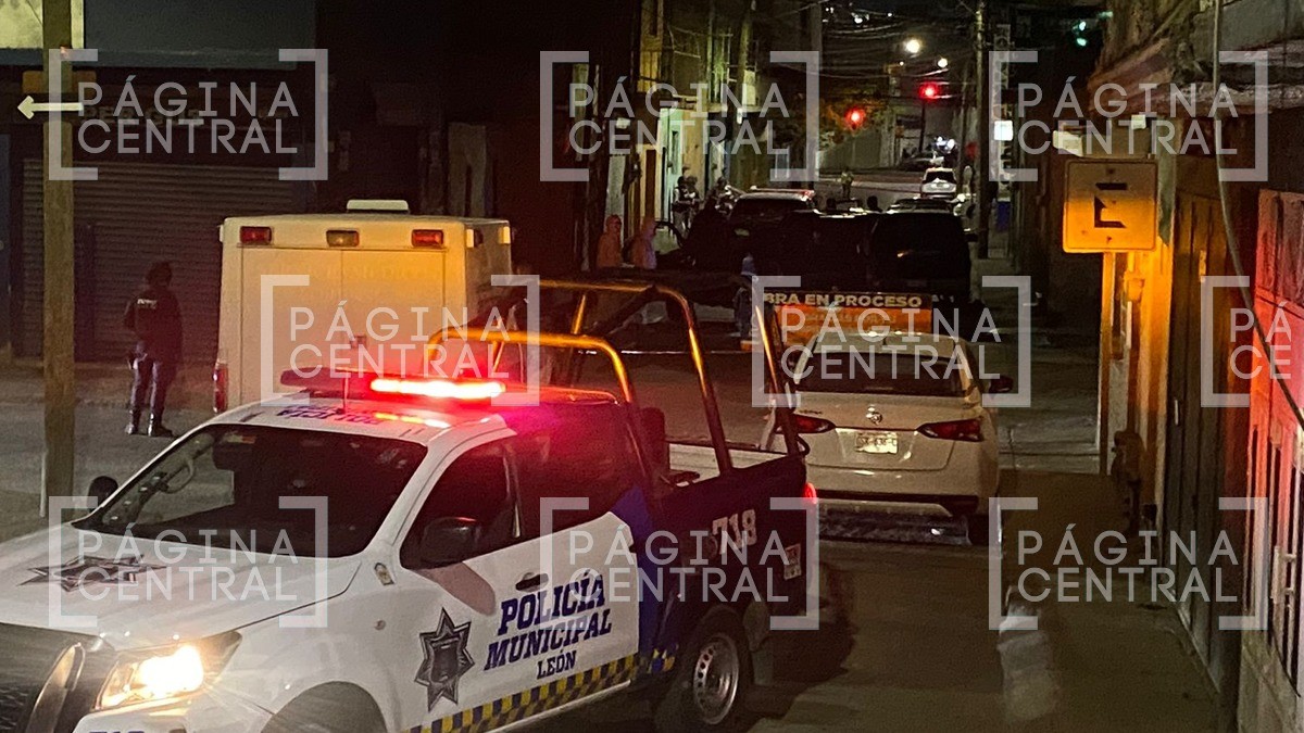 Hallan dos cuerpos calcinados en camioneta incendiada en colonia de León