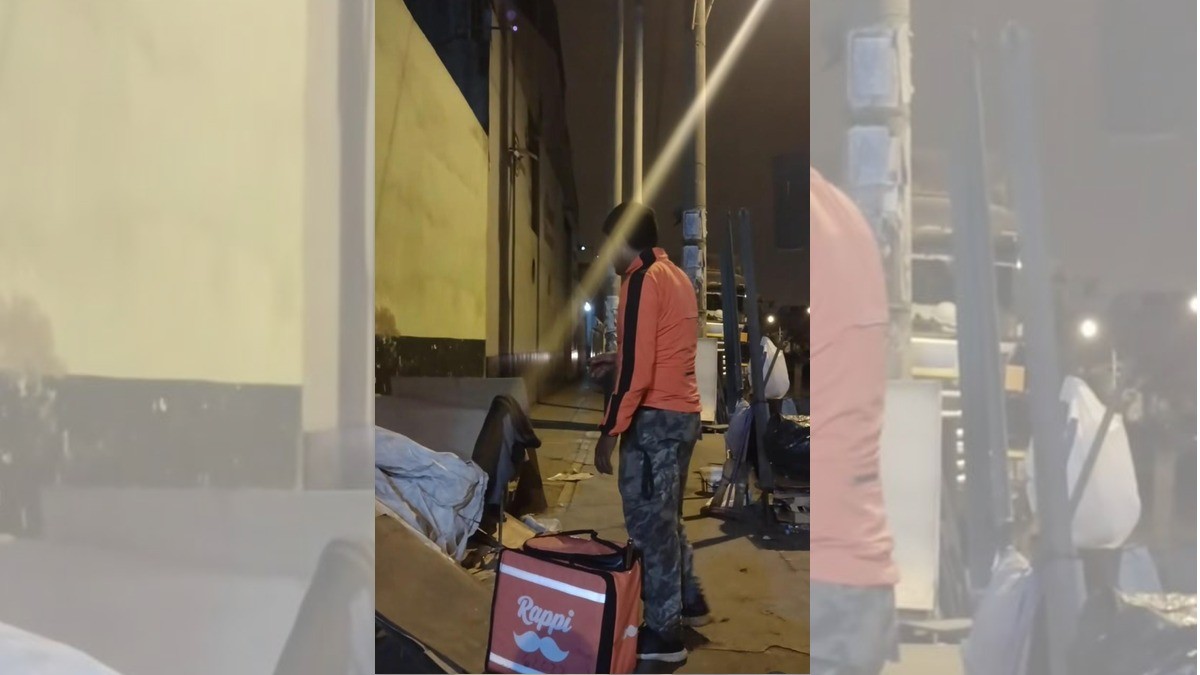 Cancelan pedido a repartidor y regala comida a hombre en situación de calle