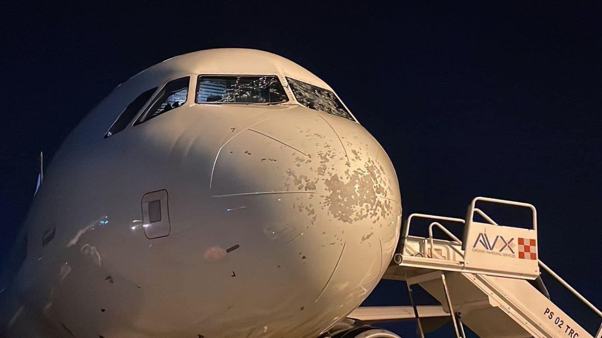 Granizada rompe parabrisas de avión y lo obliga a aterrizar de emergencia
