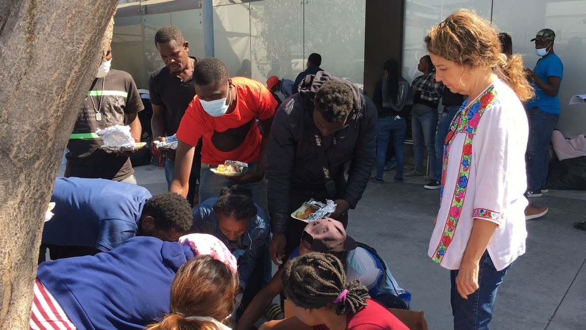 Haitianos denuncian que el INM los abandonó en León “como si fueran perros”