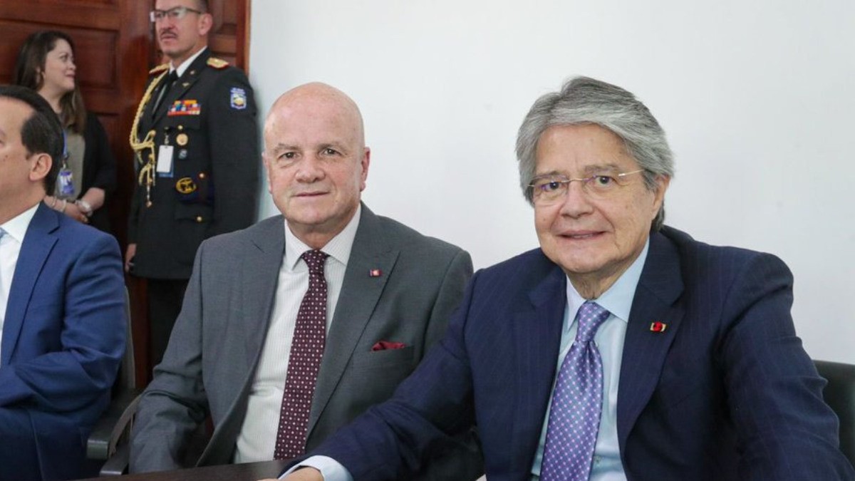 Presidente de Ecuador disuelve congreso tras juicio político en su contra