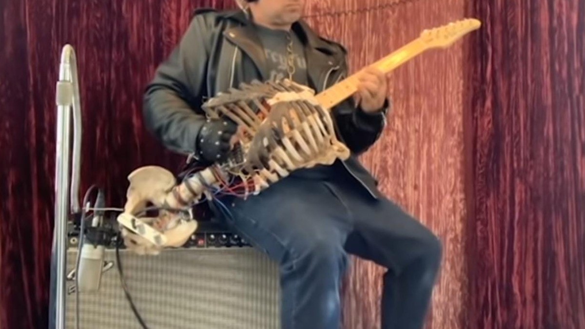 Metalero utiliza el esqueleto de su tío para convertirlo en guitarra