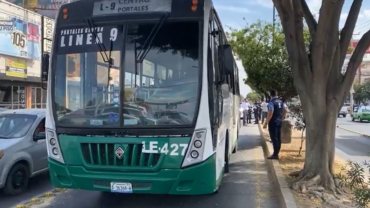 Camión arrolla a hombre de la tercera edad en el bulevar Hidalgo