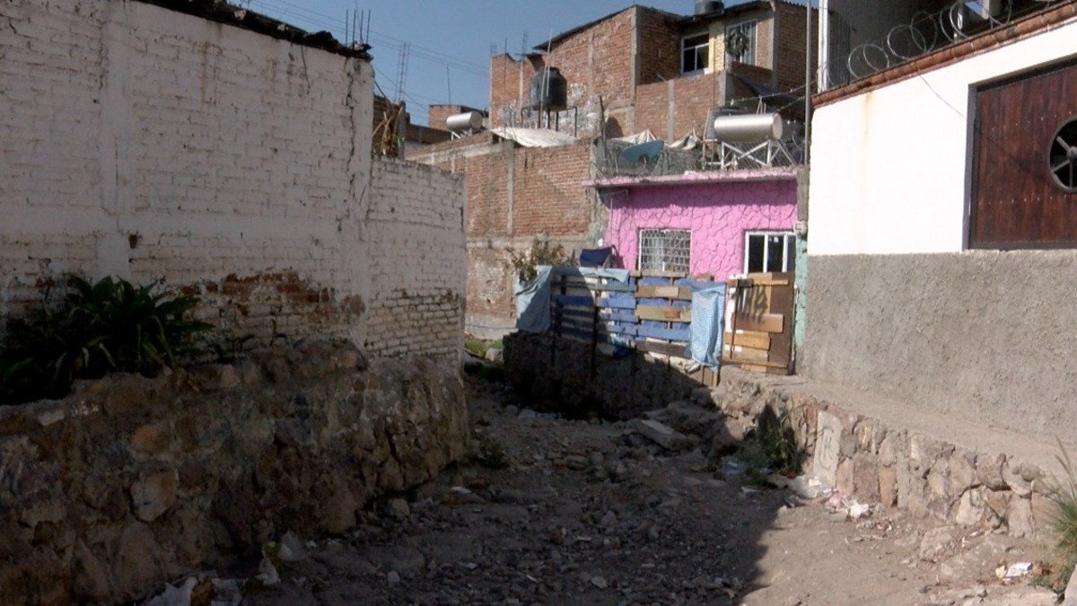 Un río pasa por calles de Ciudad Satélite y San Marcos