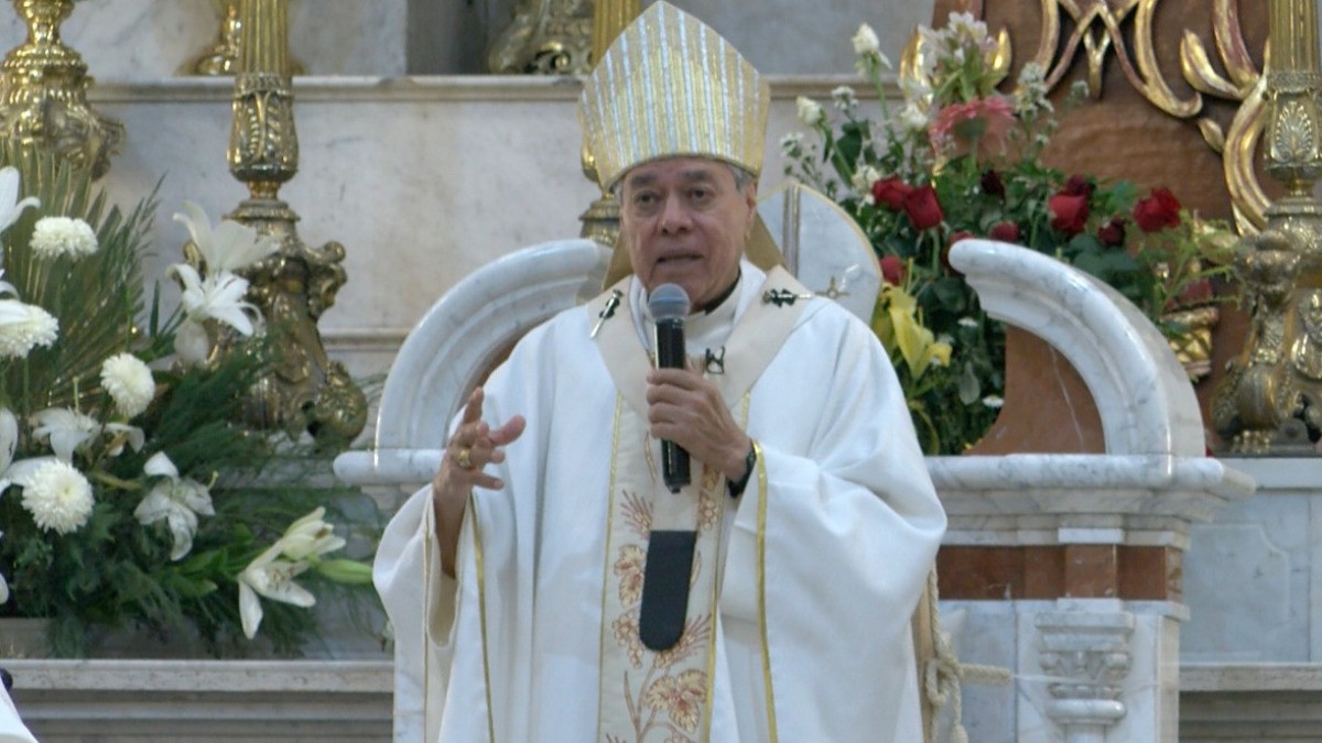 Reconoce arzobispo a docentes y estudiantes en tiempos violentos