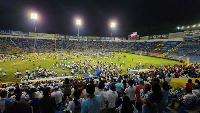 Estampida en un estadio de futbol deja 12 muertos en El Salvador