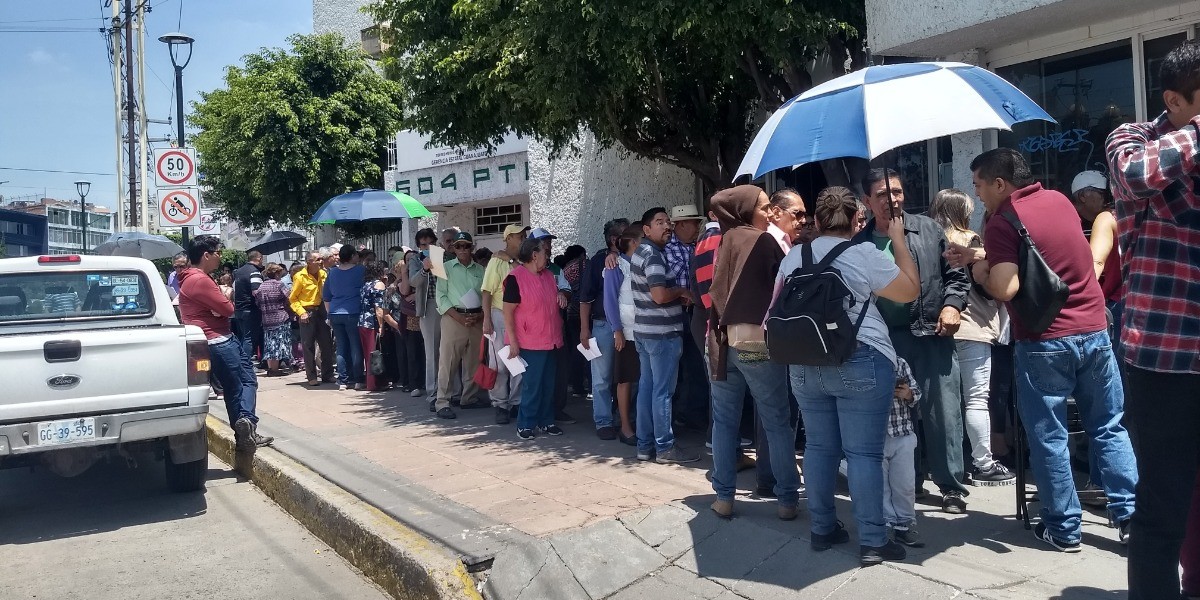 Mamá de seis niños trabaja apartando lugares en las filas para mantenerlos