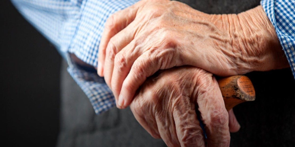 Abuelita es llevada a la fuerza al asilo; ella suplica por quedar con su familia