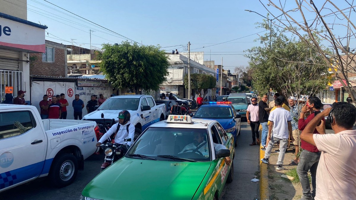 Se manifiestan conductores de plataforma en dirección de Transporte