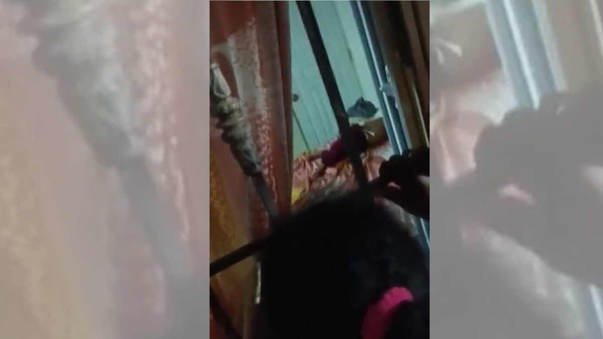 Niño deja a su familia afuera de su casa porque lo mandaron a dormir temprano