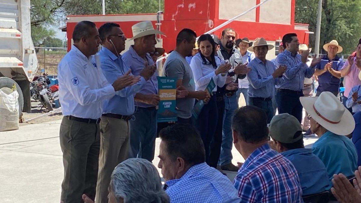Entrega Ale Gutiérrez apoyos de producción a campesinos de La Sandía