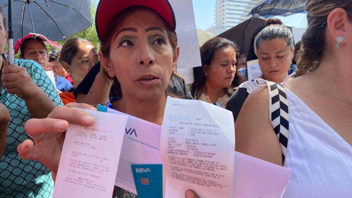 Denuncian leonesas anomalías en entrega de becas de JuventudesGTO