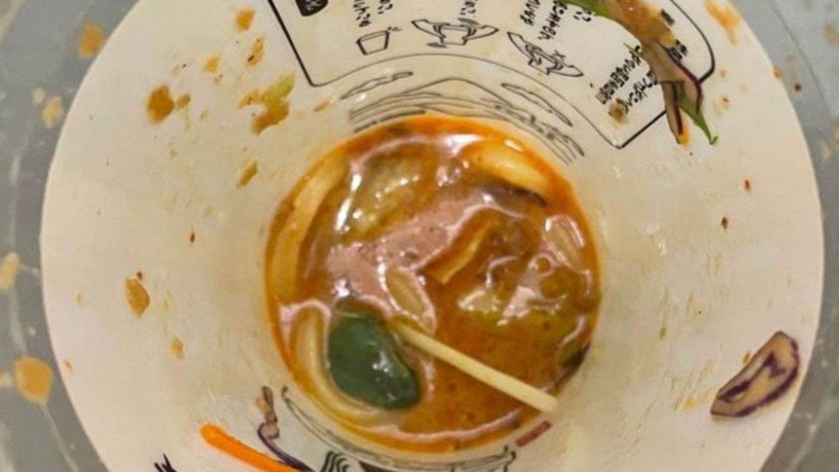 Me da un caldo de rana viva… digo, unos fideos