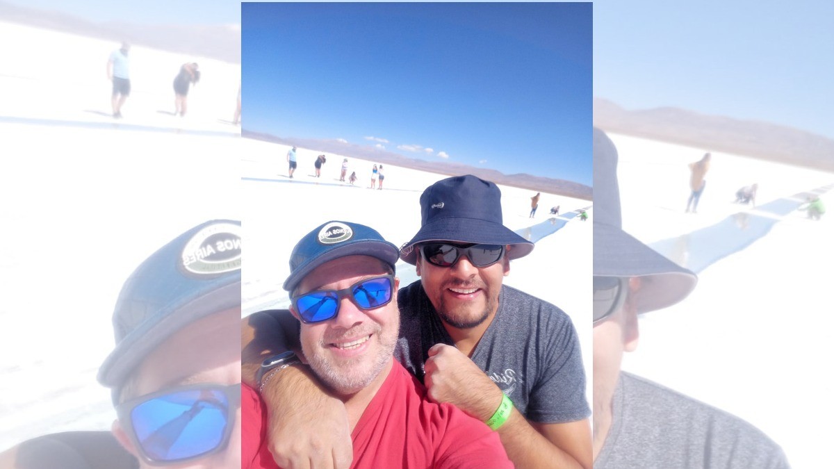 Tras 26 años de matrimonio hombre se divorcia y se enamora del vecino