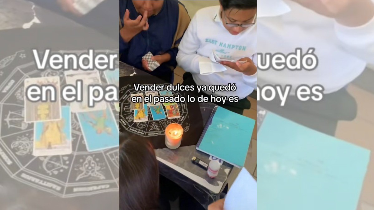 Al estilo Mhoni Vidente, estudiante lee el tarot en salón de clases