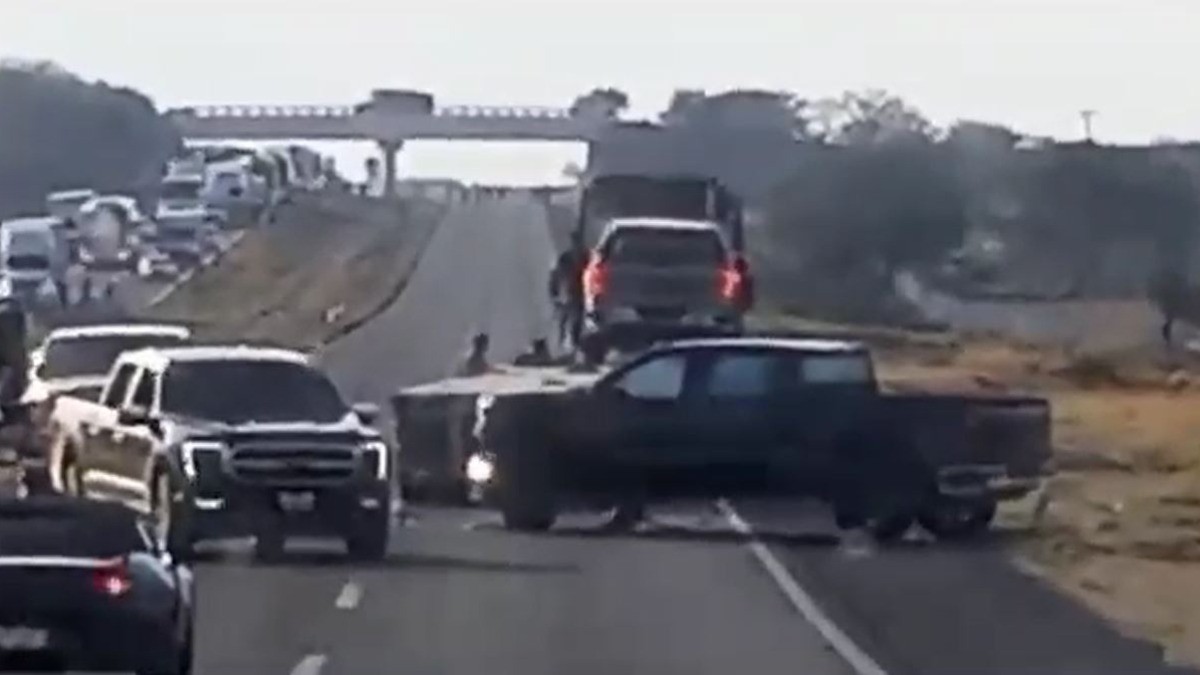 VIDEO | Grupo armado detiene el tráfico para robar camionetas de lujo de una ‘madrina’