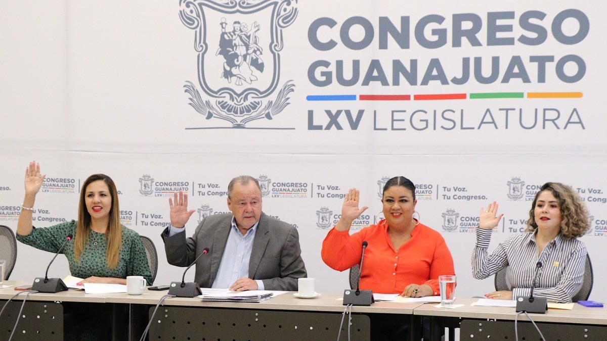 Diputadas panistas rechazan escuchar a periodistas