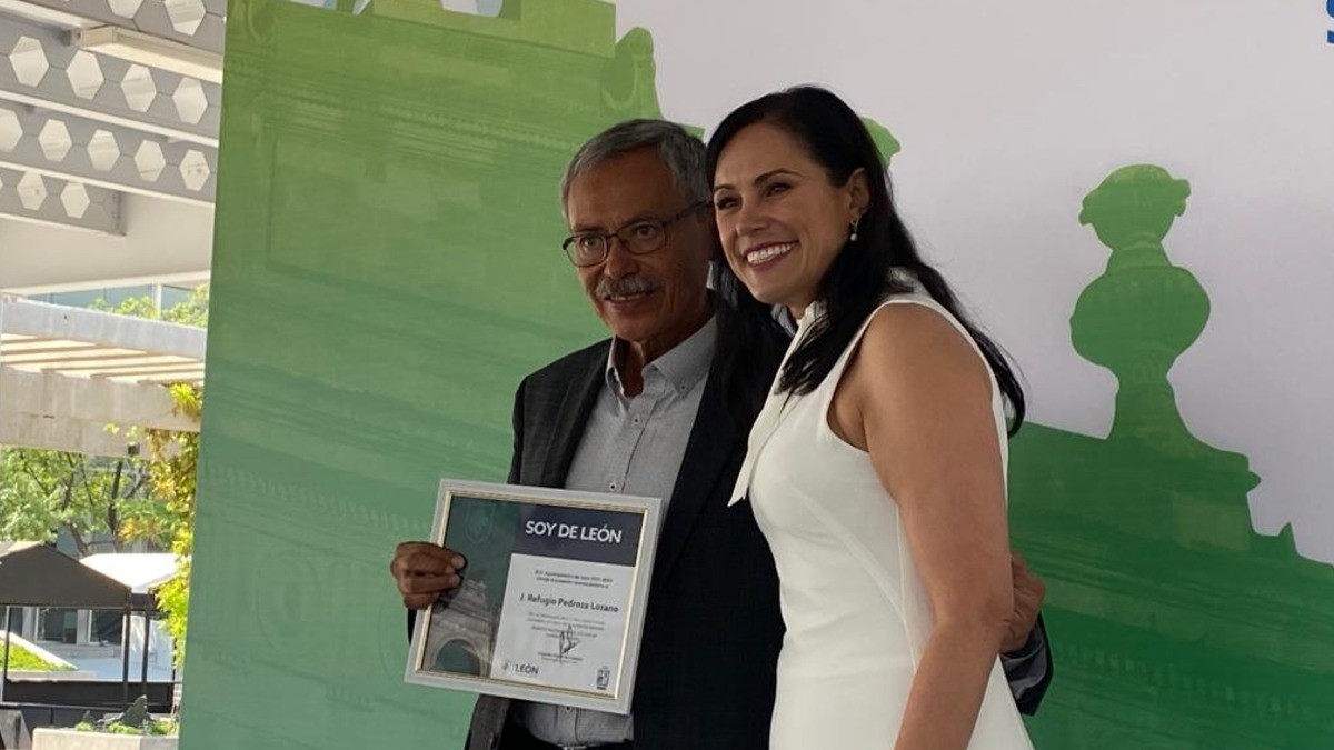 Entregan al periodista ‘Cuco’ Pedroza el reconocimiento ‘Soy de León’
