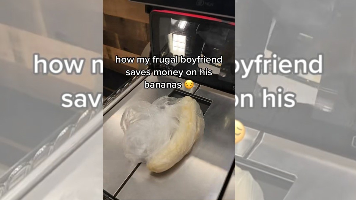 Hombre “ahorrador” pela los plátanos en el súper, antes de pesarlos