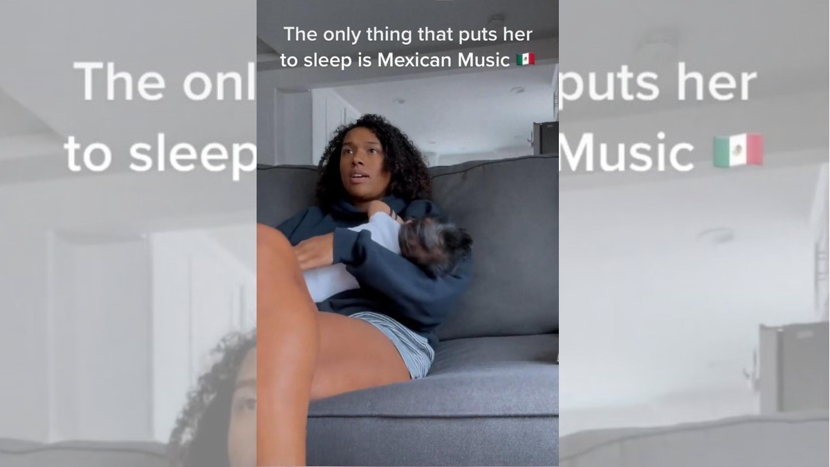 Bebé estremece las redes al escuchar música mexicana y quedarse dormida