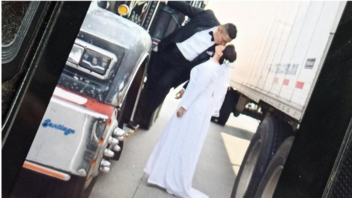 Novios aprovechan bloqueo de autopista para armar tremendo pachangón