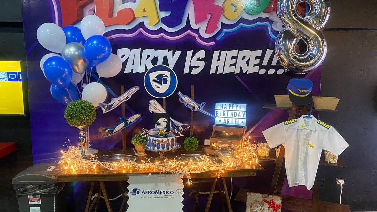 Niño celebra su cumpleaños con fiesta temática de Aeroméxico