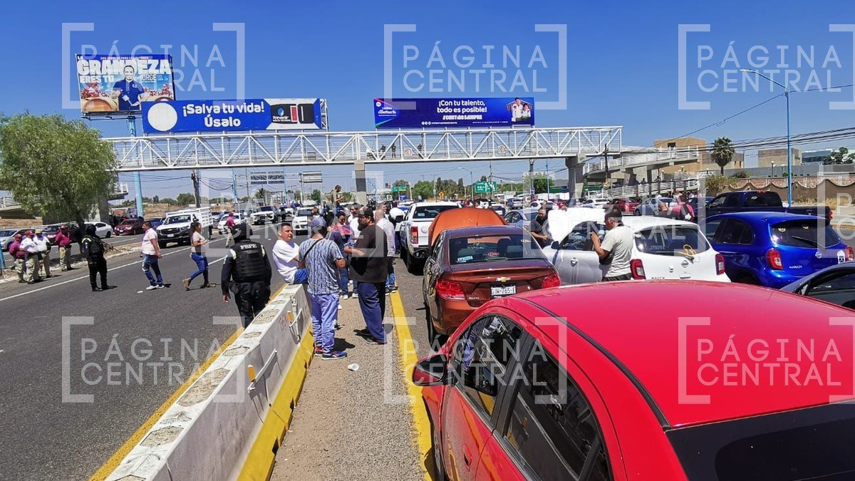 Taxis ejecutivos ‘cierran’ la carretera por una “multa injusta”