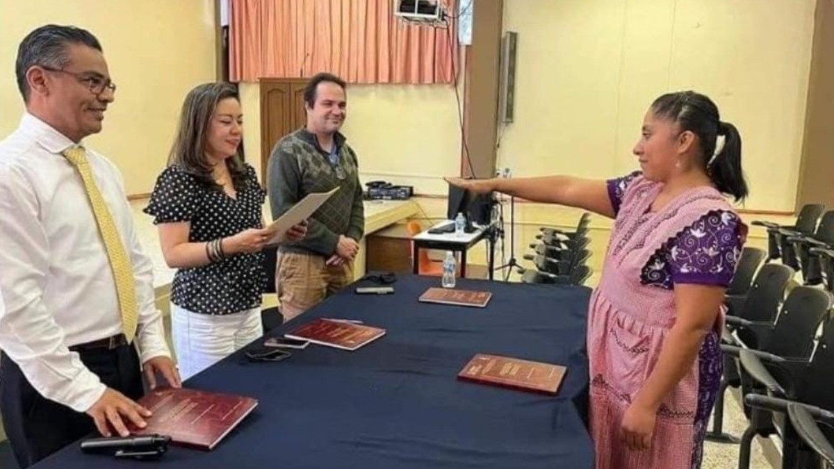 Estudiante se gradúa con tesis escrita en náhuatl