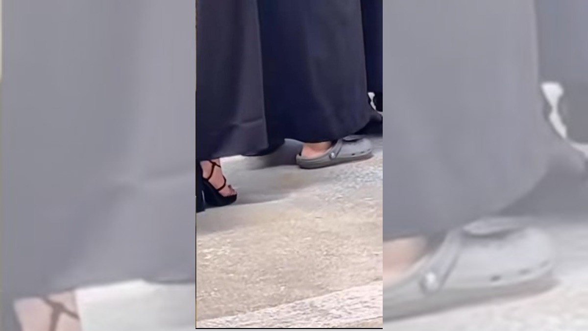 Estudiante acude en sandalias a su graduación y es criticada en redes