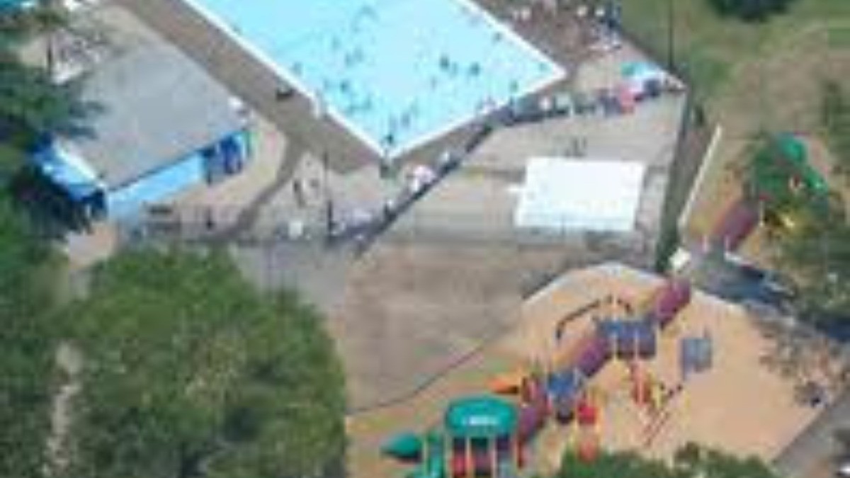 Desconocidos quemaron a niños con ácido en toboganes de un parque