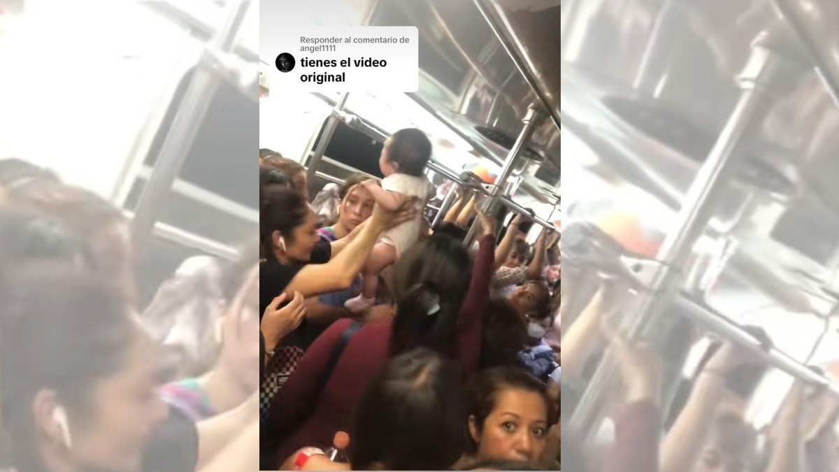 Abuelita se cansa de cargar a su nieta y la pasa de mano en mano al otro vagón del metro