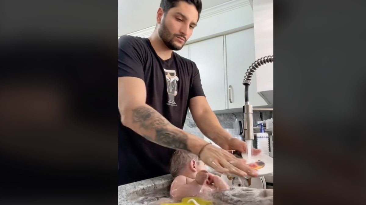 Lava los trastes y baña a su hijo al mismo tiempo…