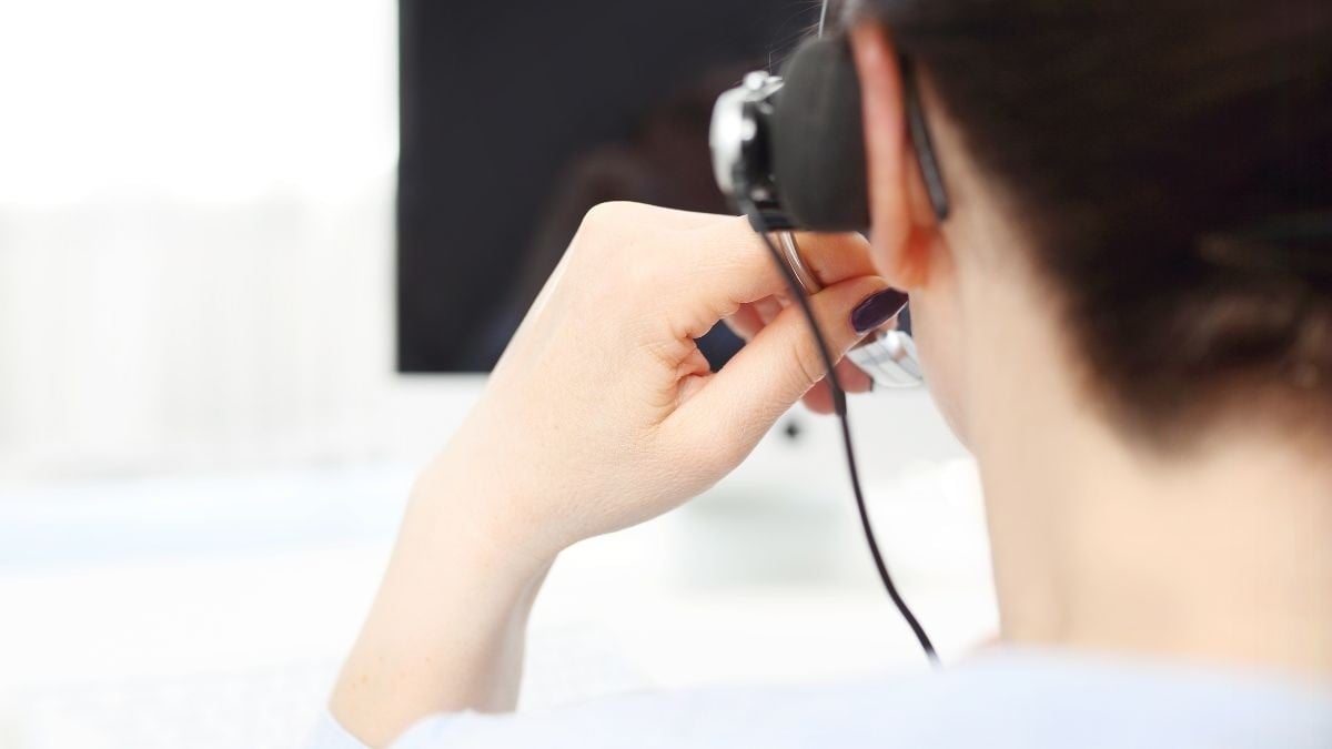 Obligan a empleados a trabajar ¡a un lado del cuerpo de su compañera!