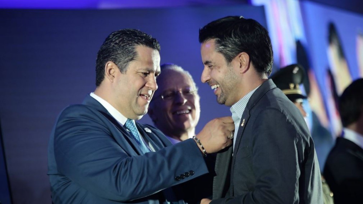 Gobernador ‘presume’ buena relación con María Luisa Alcalde