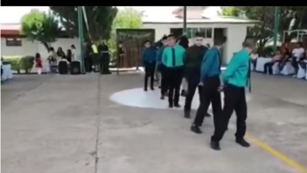 Estudiantes utilizan canción de Peso Pluma como vals de graduación