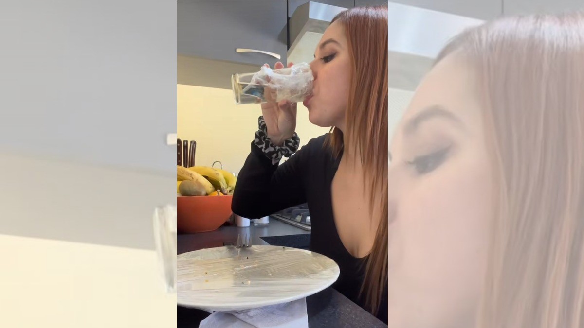 Mujer envuelve los trastes en plástico para no tener que lavarlos