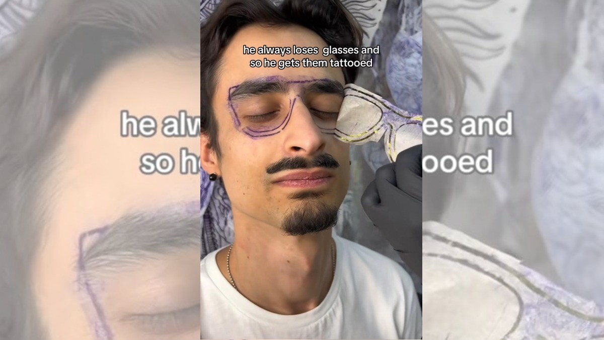 Joven olvidadizo se tatúa lentes en la cara para ya no perderlos